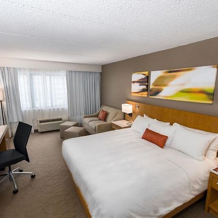 Delta Hotels by Marriott Utica Exteriör bild