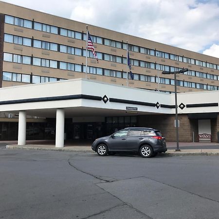 Delta Hotels by Marriott Utica Exteriör bild