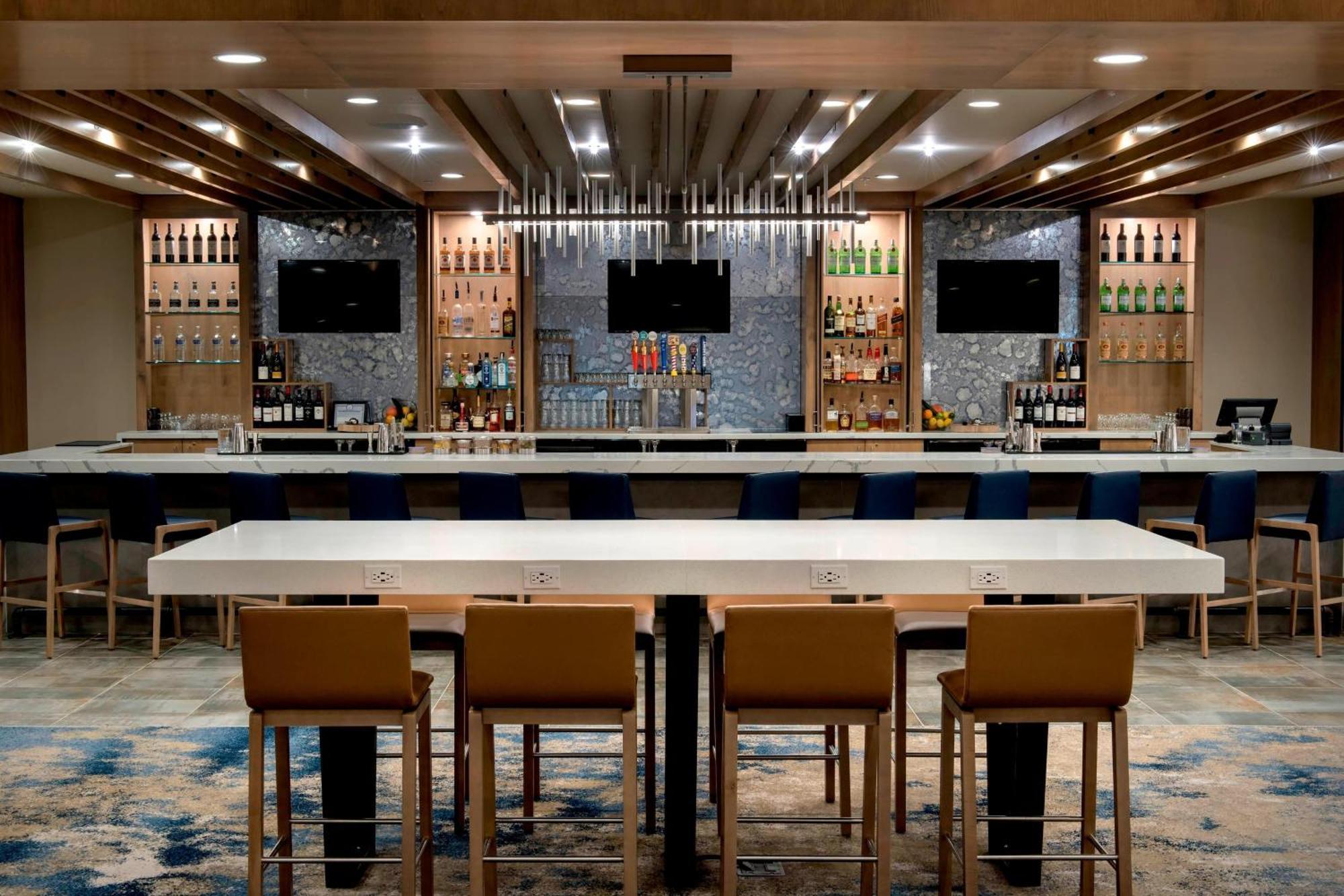 Delta Hotels by Marriott Utica Exteriör bild