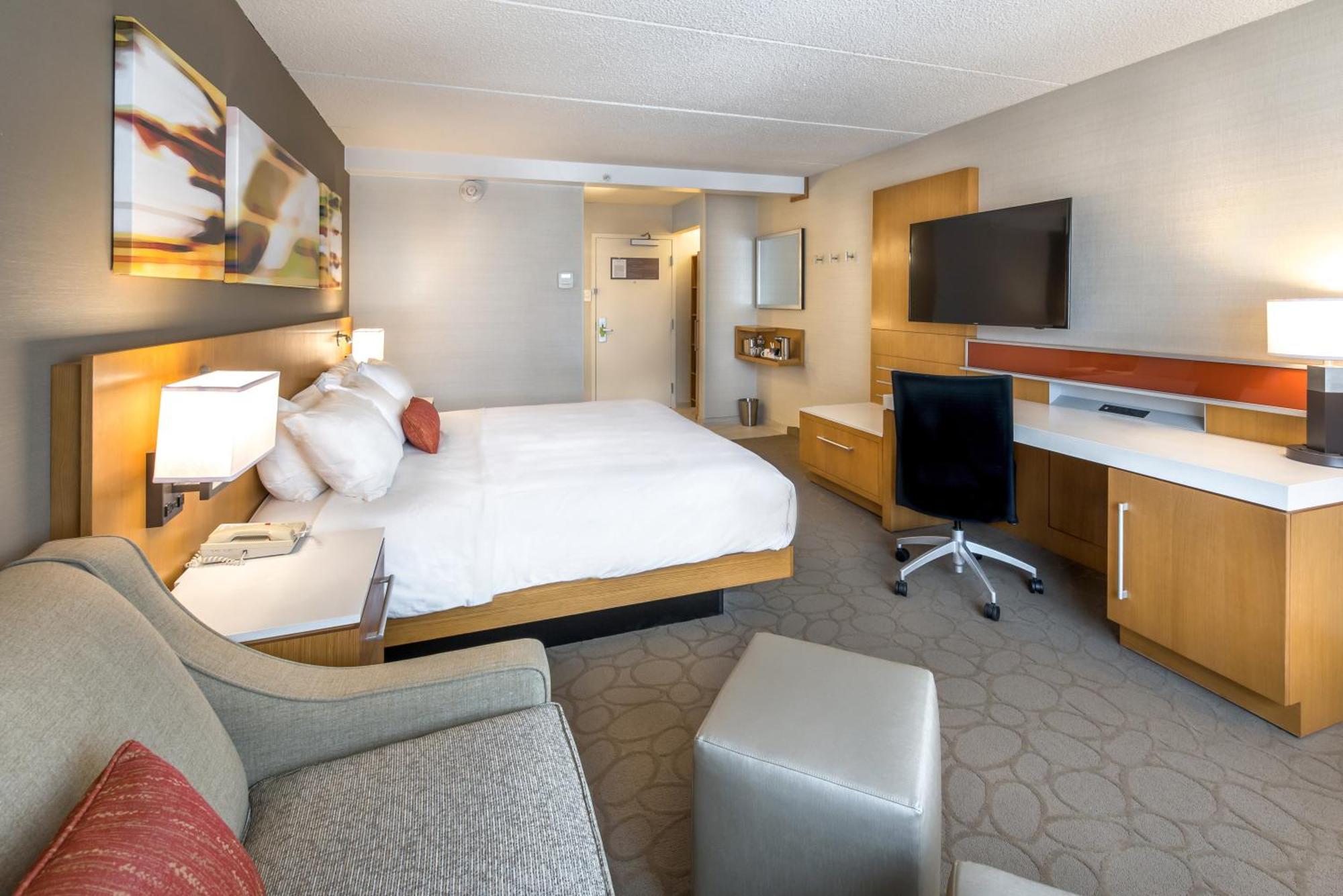 Delta Hotels by Marriott Utica Exteriör bild